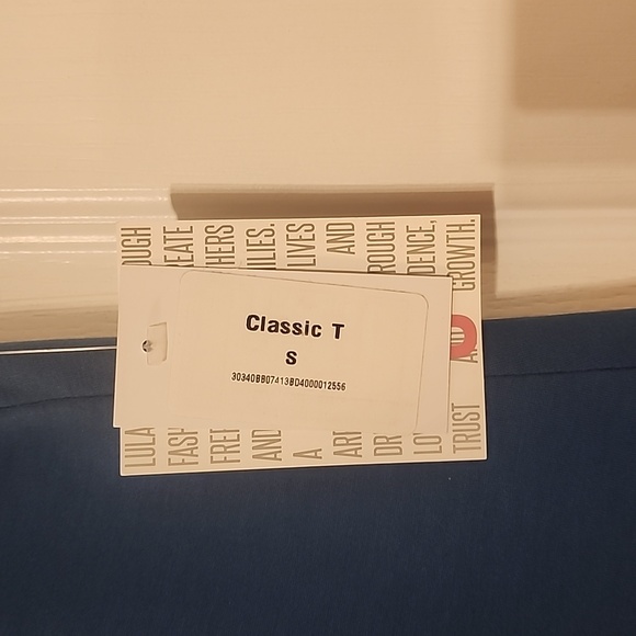 LuLaRoe Classic T NWT S - Picture 2 of 3